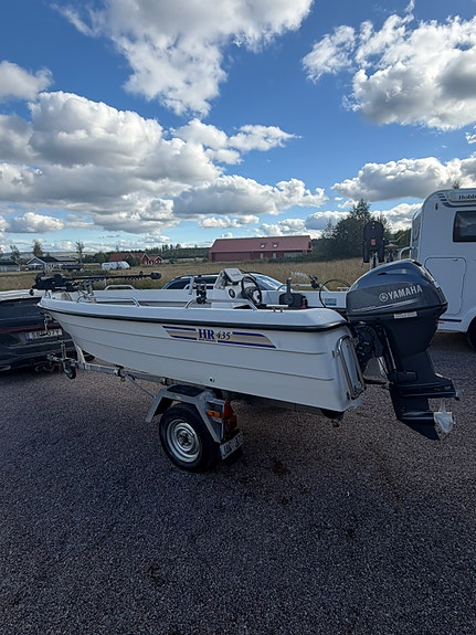 HR 435 + Yamaha F40 2015 (245h) + Trailer – Fint skick 3 of 6