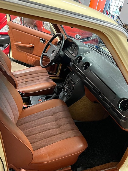 Mercedes-Benz 200 17 of 22