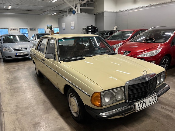 Mercedes-Benz 200 2 of 22