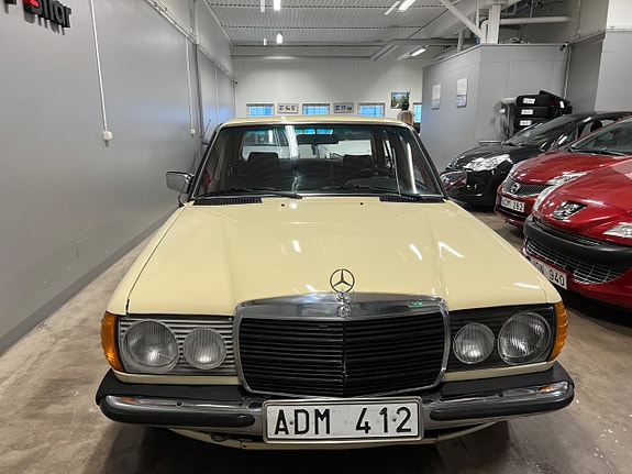 Mercedes-Benz 200 4 of 22