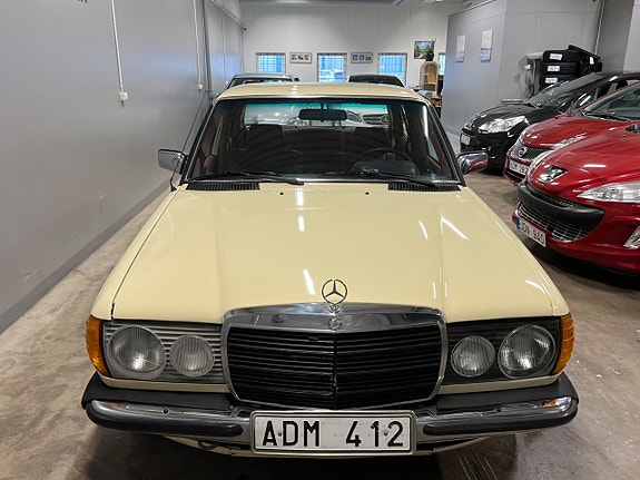 Mercedes-Benz 200 9 of 22