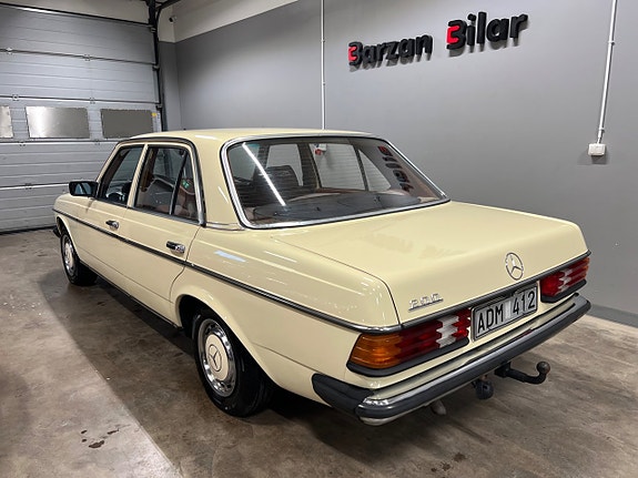 Mercedes-Benz 200 11 of 22