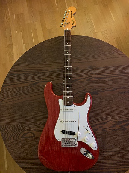 Fender Stratocaster 1979 elgitarr röd i fint skick.