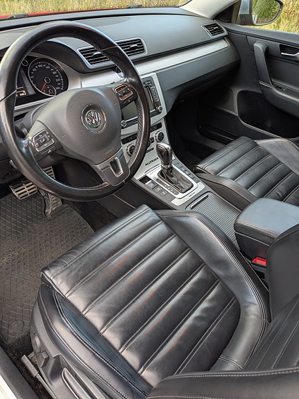 Volkswagen Passat Alltrack 2 of 4