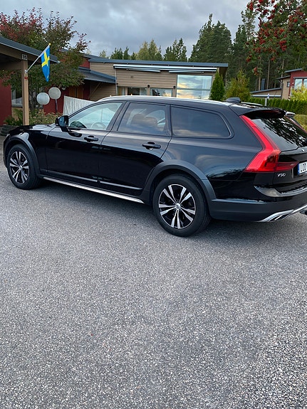 Volvo V90 Cross Country 2 of 4