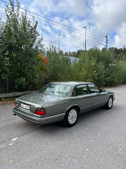 Jaguar XJ 3 of 8