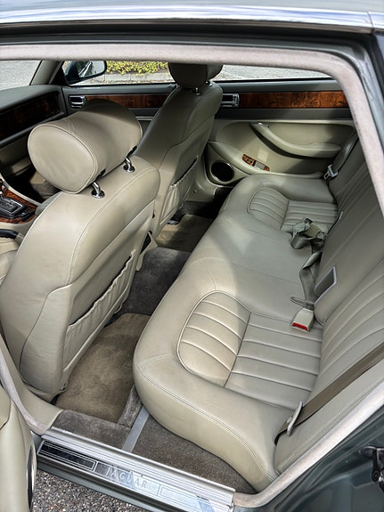 Jaguar XJ 6 of 8