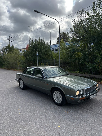 Jaguar XJ 2 of 8