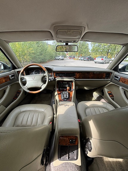 Jaguar XJ 5 of 8