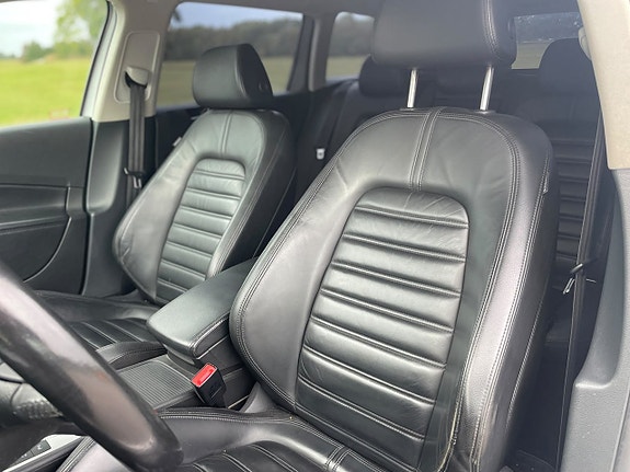 Volkswagen Passat 12 of 16