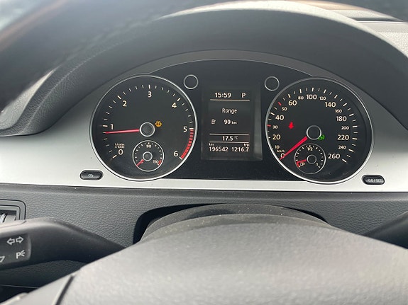 Volkswagen Passat 14 of 16