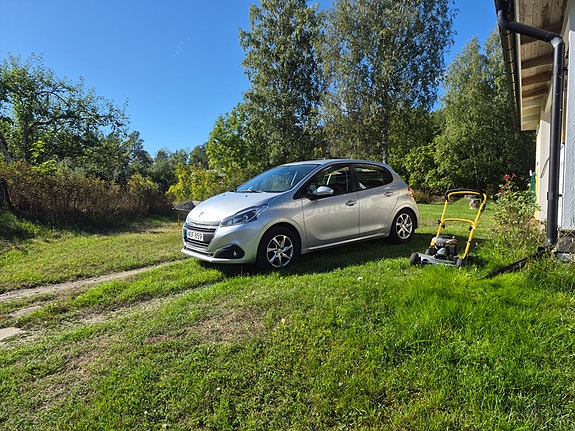 Peugeot 208 2 of 2