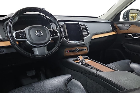 Volvo XC90 10 of 25