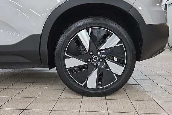 Volvo EX40 17 of 22