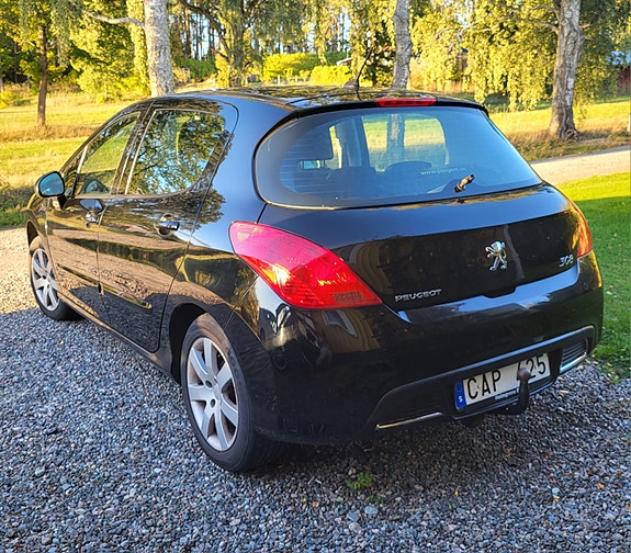 Peugeot 308 2 of 8