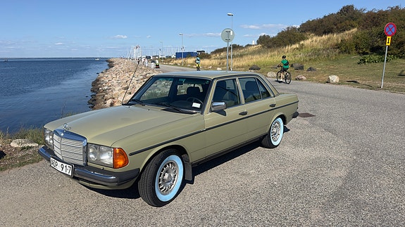Mercedes-Benz 200 4 of 5