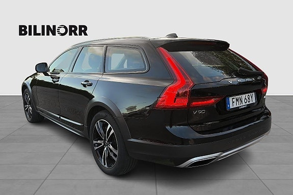 Volvo V90 Cross Country 2 of 11