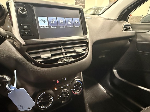 Peugeot 208 9 of 17