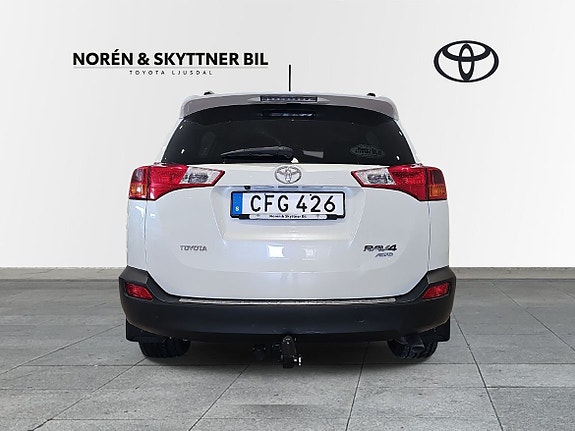Toyota RAV4 4 of 10