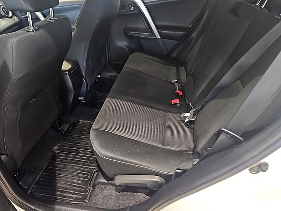 Toyota RAV4 7 of 10