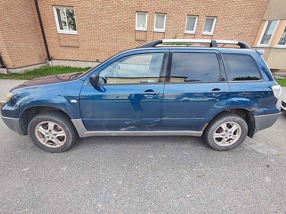 Mitsubishi Outlander 2 of 5