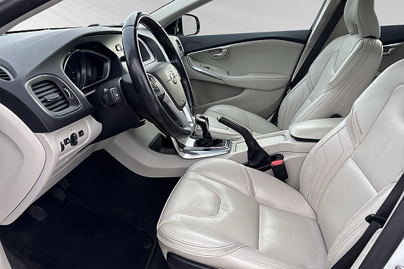 Volvo V40 8 of 27