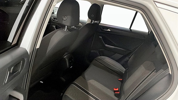 Volkswagen T-Roc 10 of 12