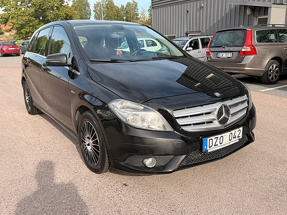 Mercedes-Benz B180 2 of 11