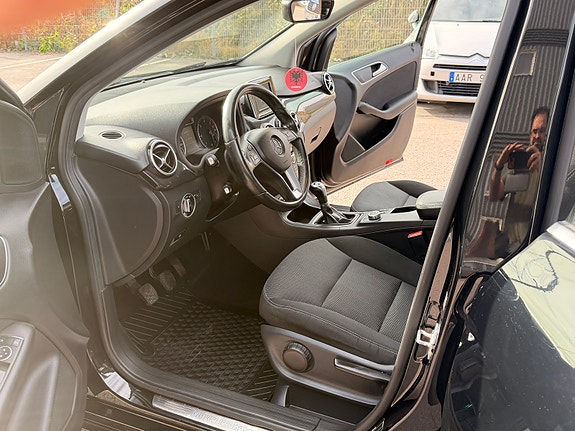Mercedes-Benz B180 5 of 11