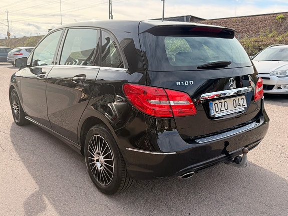 Mercedes-Benz B180 4 of 11