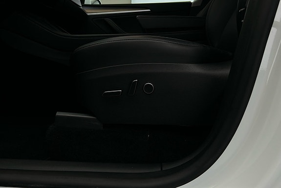 Tesla Model Y 16 of 26