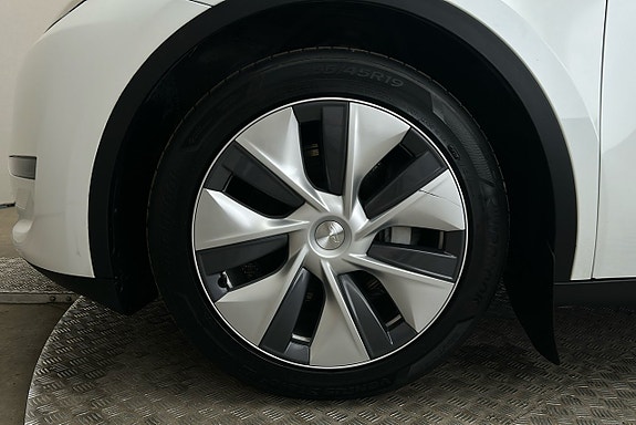 Tesla Model Y 11 of 26