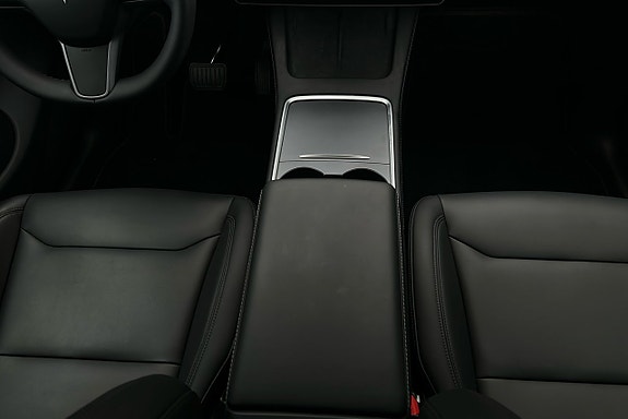Tesla Model Y 8 of 26