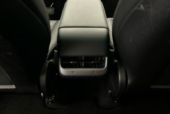 Tesla Model Y 23 of 26