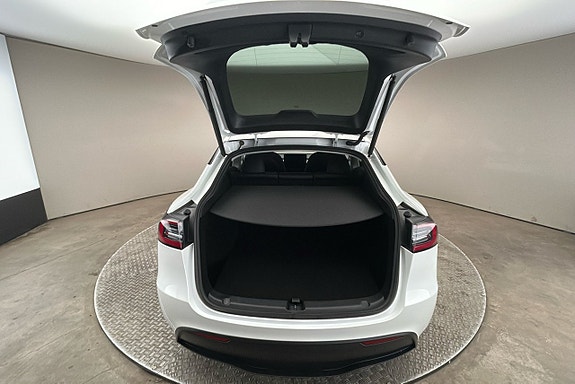 Tesla Model Y 13 of 26