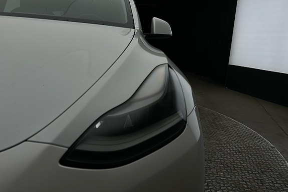 Tesla Model Y 10 of 26