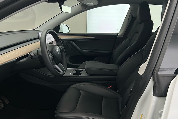 Tesla Model Y 9 of 26