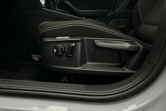 Volkswagen Passat 16 of 25