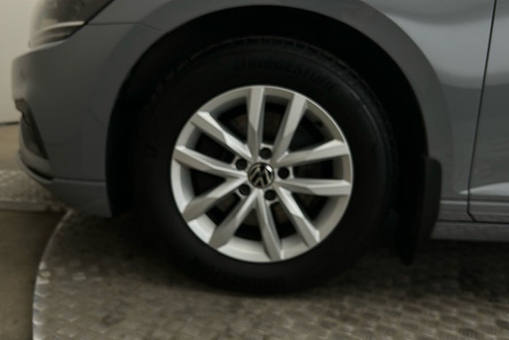Volkswagen Passat 12 of 25