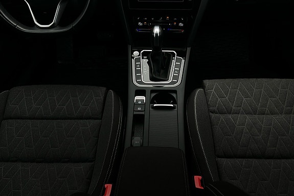 Volkswagen Passat 9 of 25