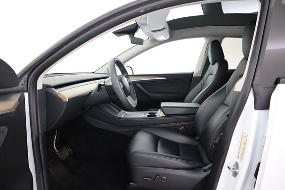 Tesla Model Y 12 of 20