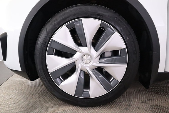 Tesla Model Y 10 of 20