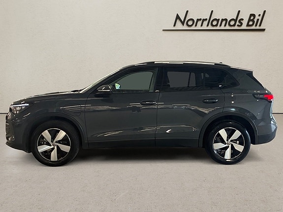 Volkswagen Tiguan 2 of 6