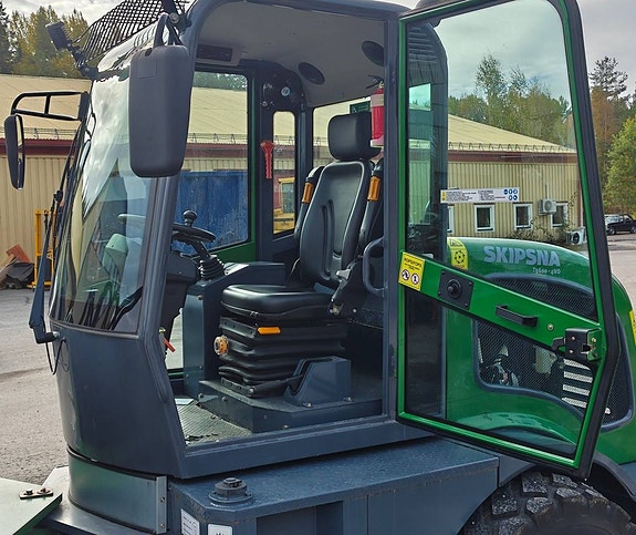 Skipsna T8600 4WD Endast 34 timmar Skopa Vikplog Gafflar 7 of 12