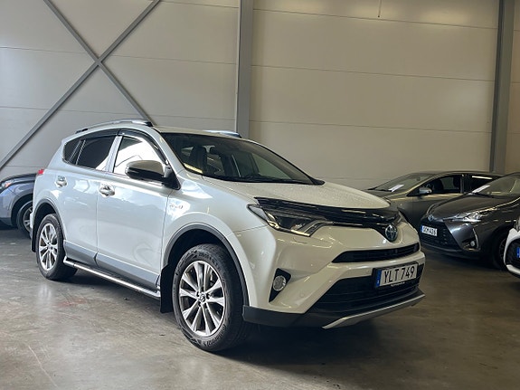 Toyota RAV4 2 of 25
