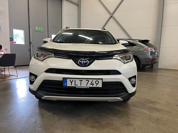 Toyota RAV4 8 of 25