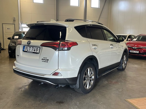 Toyota RAV4 4 of 25