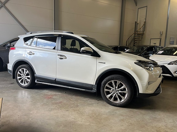 Toyota RAV4 3 of 25