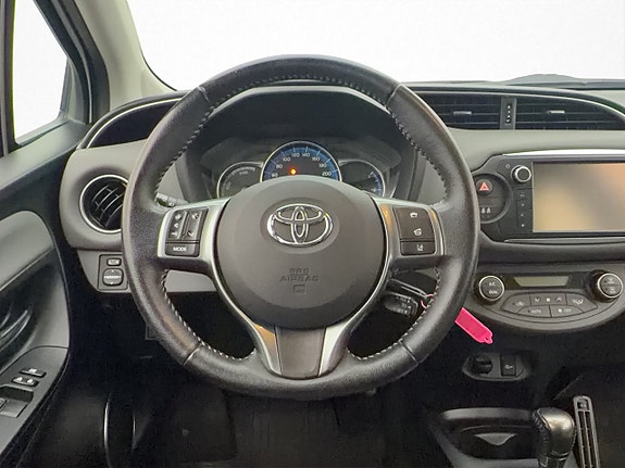 Toyota Yaris 12 of 30