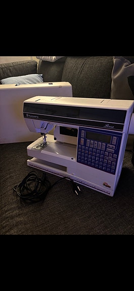 Husqvarna Rose symaskin med broderikort